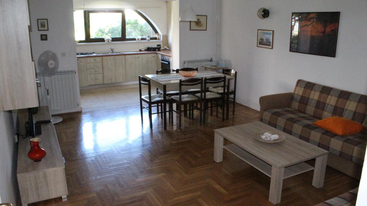 Apartman 100M2, Full Opremljen, Privatni Parking. Пула Екстериор снимка