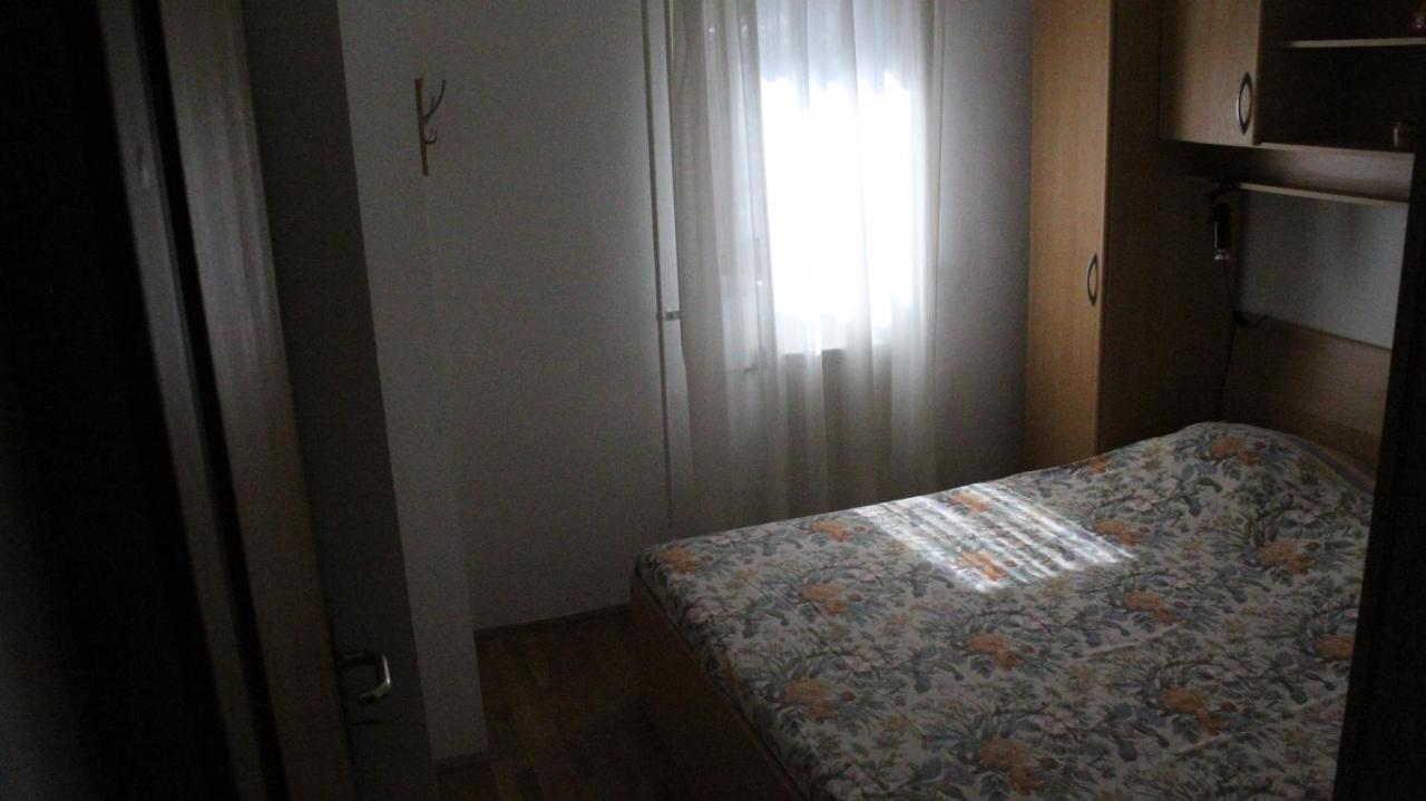 Apartman 100M2, Full Opremljen, Privatni Parking. Пула Екстериор снимка
